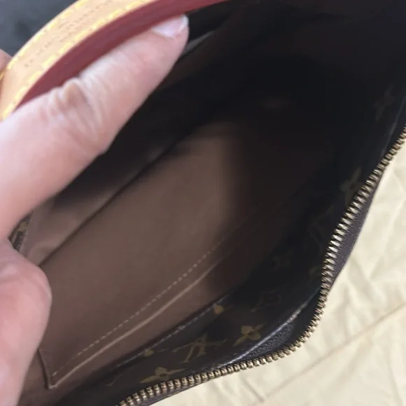 Selling my louis vuitton bag. - Picture 3 of 5